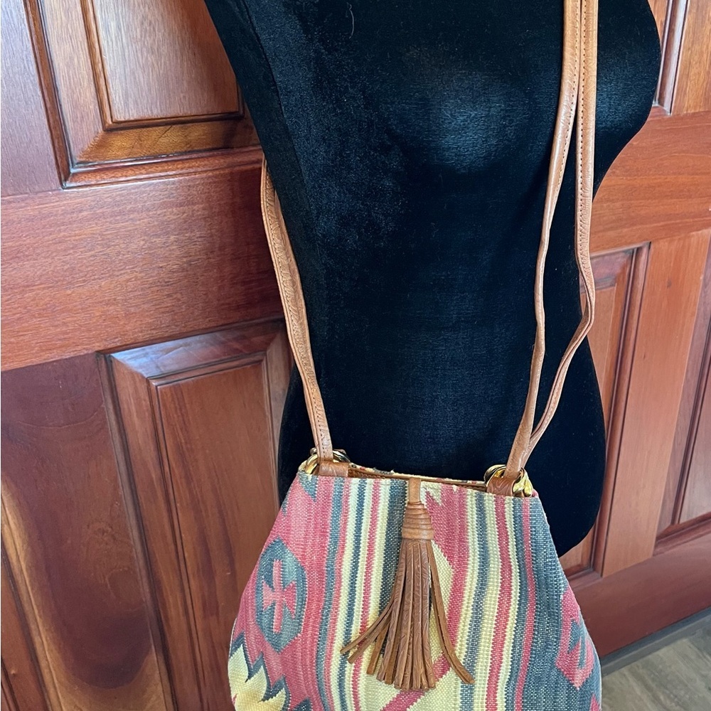 VINTAGE BOHO Western Kilim Crossbody Bucket Bag Leather Embossed Strap & Tassel - Picture 3 of 11